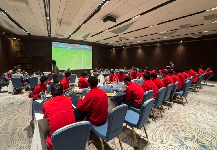 真人视讯-海港全队集体观看U23亚洲杯半决赛，为吾米提江、蒯纪闻助威