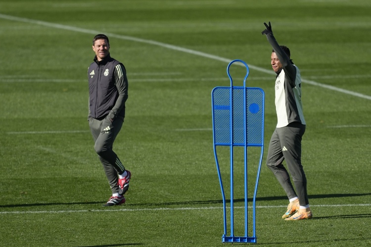 真人百家乐-队报：阿隆索无法接受失利，游说姆巴佩带伤出战，建议打封闭被拒